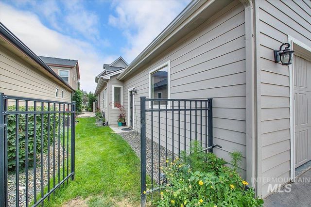 1064 W Stanhope St, Meridian, ID 83646