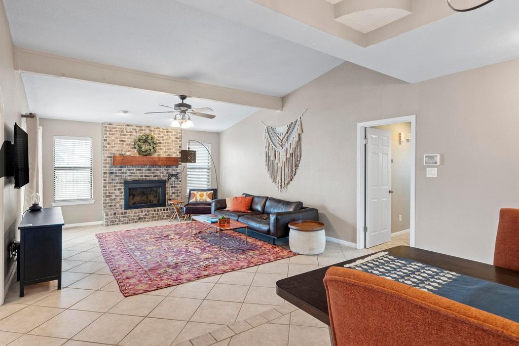 1720 Zimmerman LN, Round Rock, TX 78681