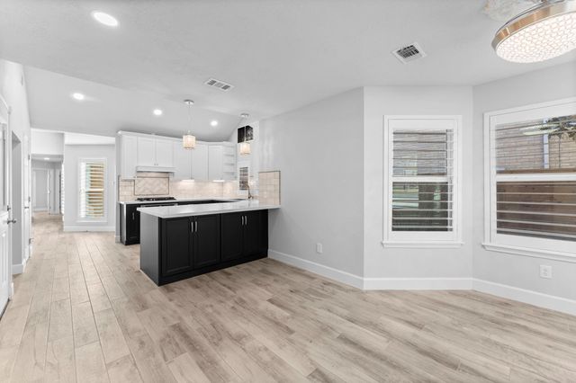 22 Shady Oak Lane, Conroe, TX 77304