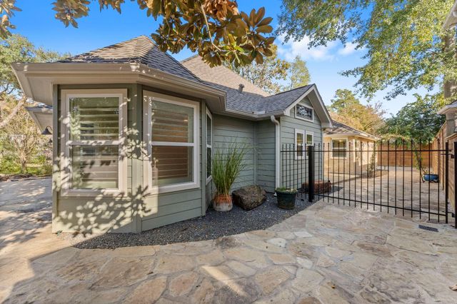 22 Shady Oak Lane, Conroe, TX 77304