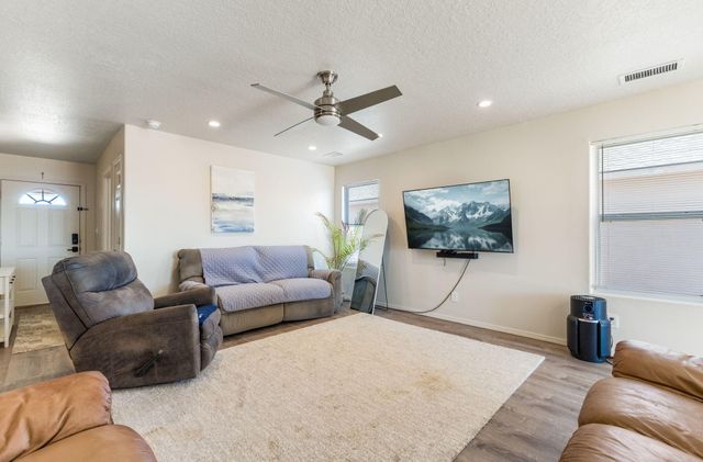 524 10th Avenue NE, Rio Rancho, NM 87144