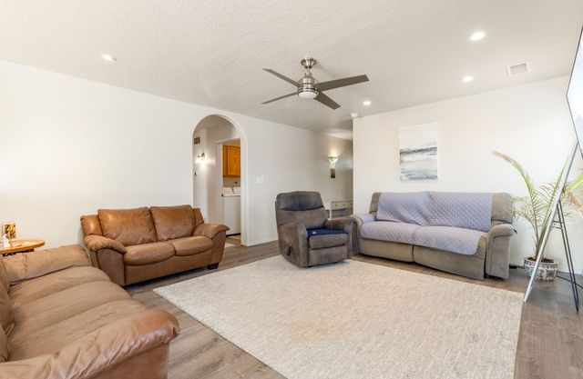 524 10th Avenue NE, Rio Rancho, NM 87144