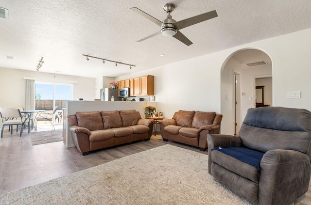 524 10th Avenue NE, Rio Rancho, NM 87144