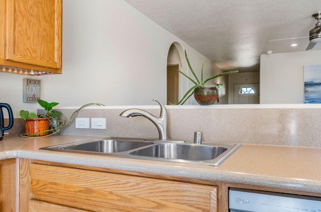 524 10th Avenue NE, Rio Rancho, NM 87144