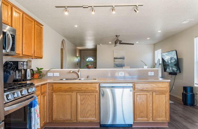 524 10th Avenue NE, Rio Rancho, NM 87144