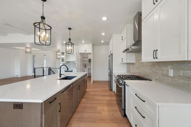 137 BECKERAE COURT, Wrightstown, WI 54180