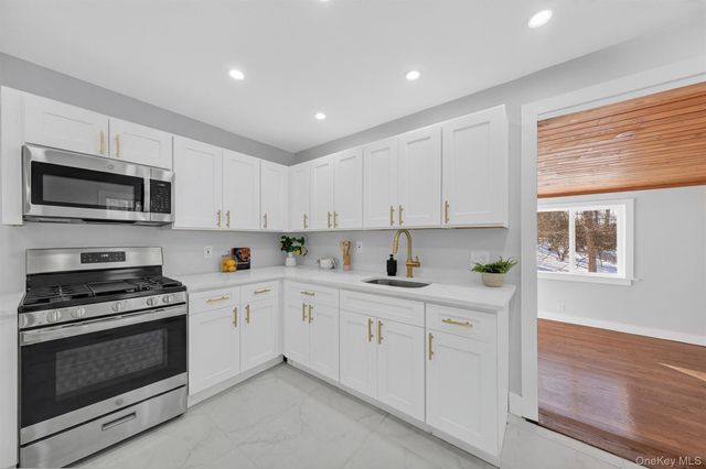 27 Franklin Road, Hyde Park, NY 12538