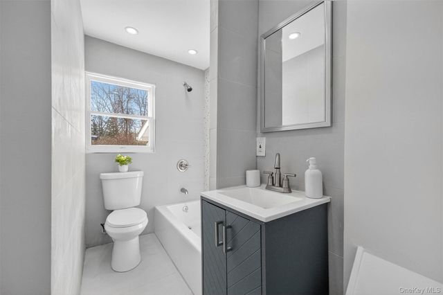 27 Franklin Road, Hyde Park, NY 12538