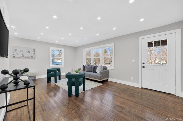 27 Franklin Road, Hyde Park, NY 12538