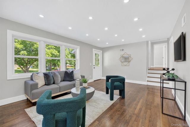 27 Franklin Road, Hyde Park, NY 12538