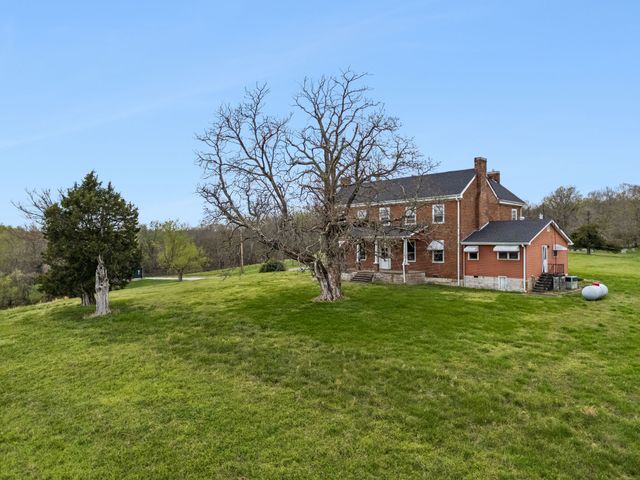857 Davenport Rd, Cumberland City, TN 37050