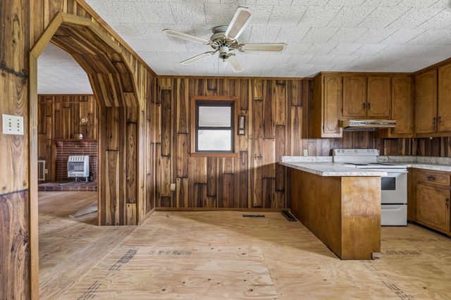 857 Davenport Rd, Cumberland City, TN 37050