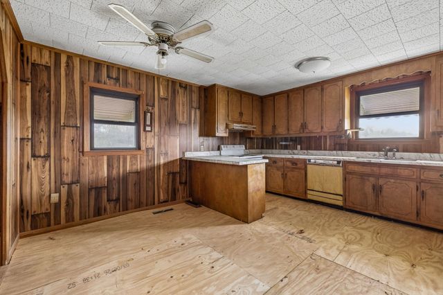 857 Davenport Rd, Cumberland City, TN 37050