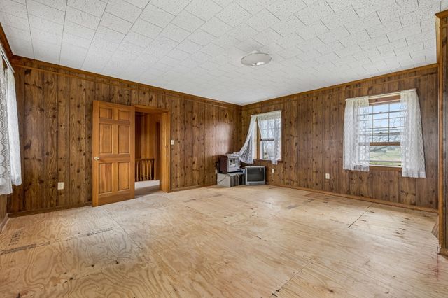 857 Davenport Rd, Cumberland City, TN 37050