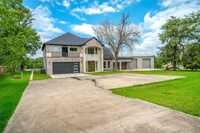 206 Elm Street, Highlands, TX 77562