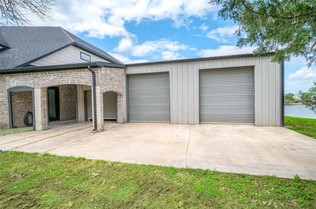 206 Elm Street, Highlands, TX 77562