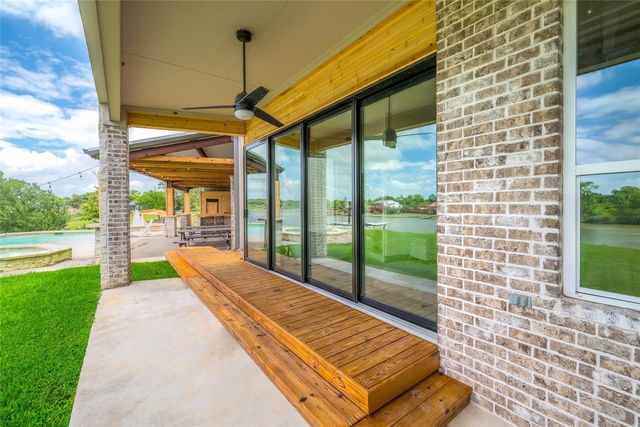 206 Elm Street, Highlands, TX 77562