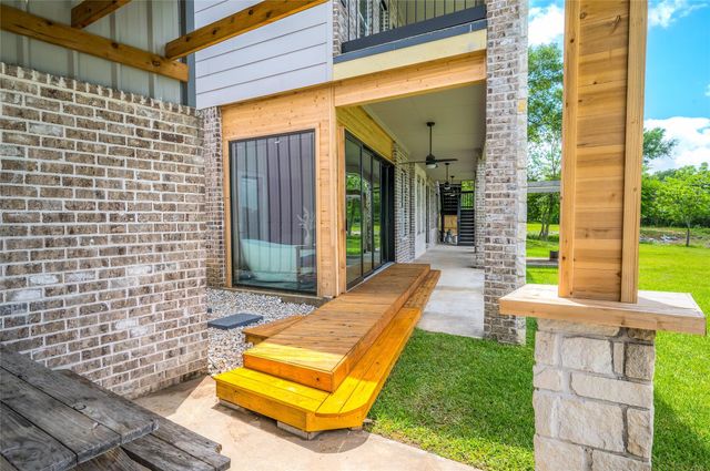 206 Elm Street, Highlands, TX 77562