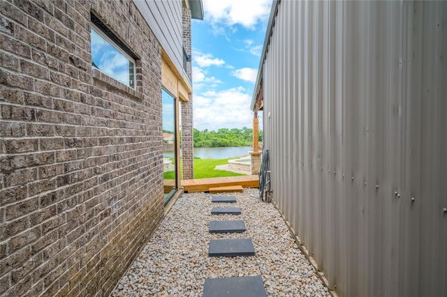 206 Elm Street, Highlands, TX 77562