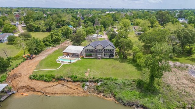 206 Elm Street, Highlands, TX 77562