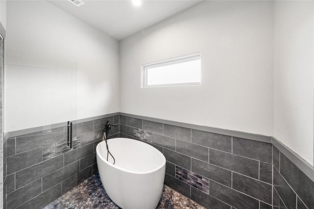 206 Elm Street, Highlands, TX 77562