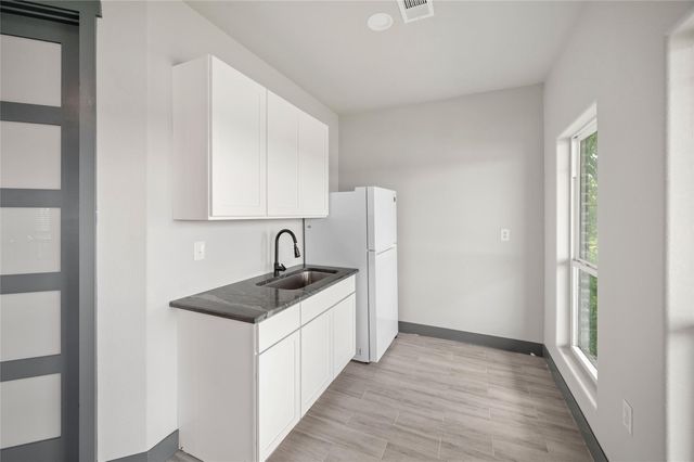 206 Elm Street, Highlands, TX 77562