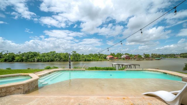206 Elm Street, Highlands, TX 77562