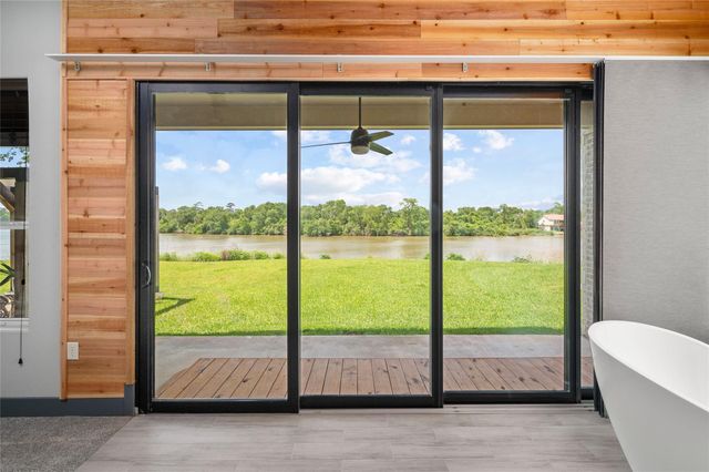 206 Elm Street, Highlands, TX 77562