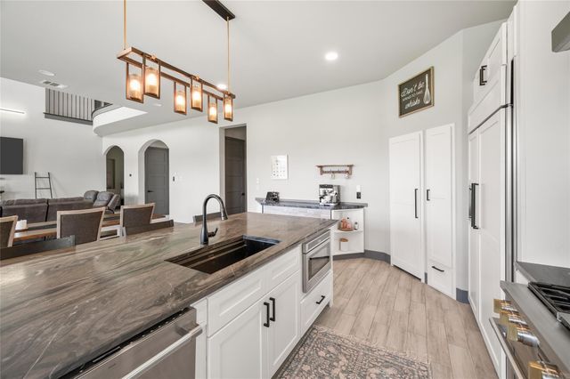 206 Elm Street, Highlands, TX 77562