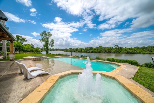 206 Elm Street, Highlands, TX 77562