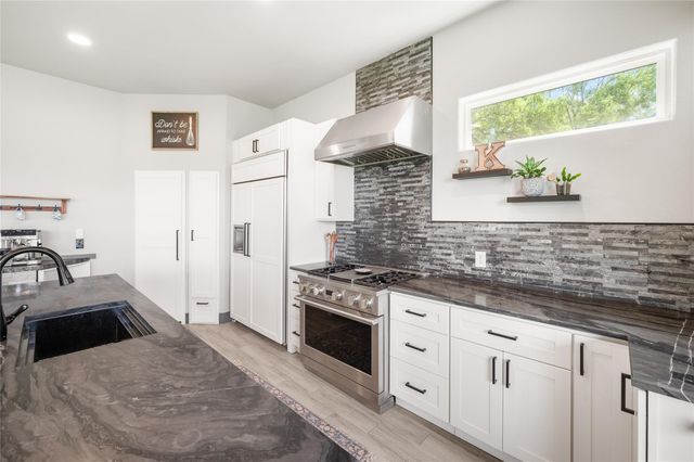 206 Elm Street, Highlands, TX 77562