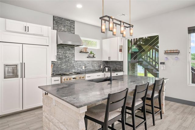 206 Elm Street, Highlands, TX 77562