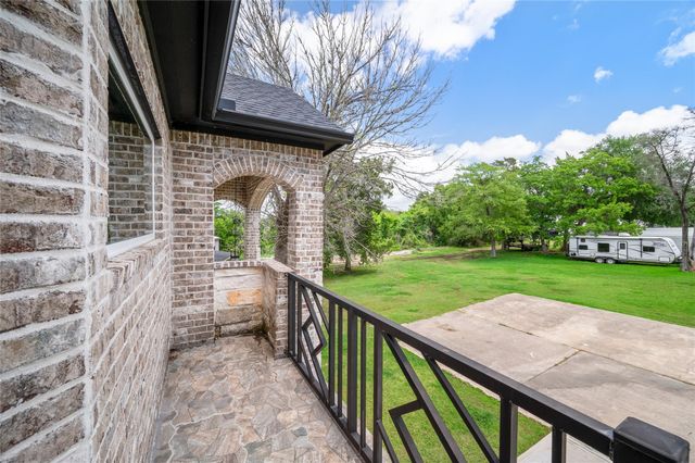 206 Elm Street, Highlands, TX 77562