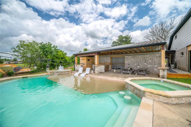206 Elm Street, Highlands, TX 77562
