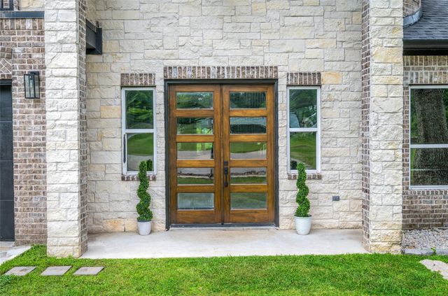 206 Elm Street, Highlands, TX 77562