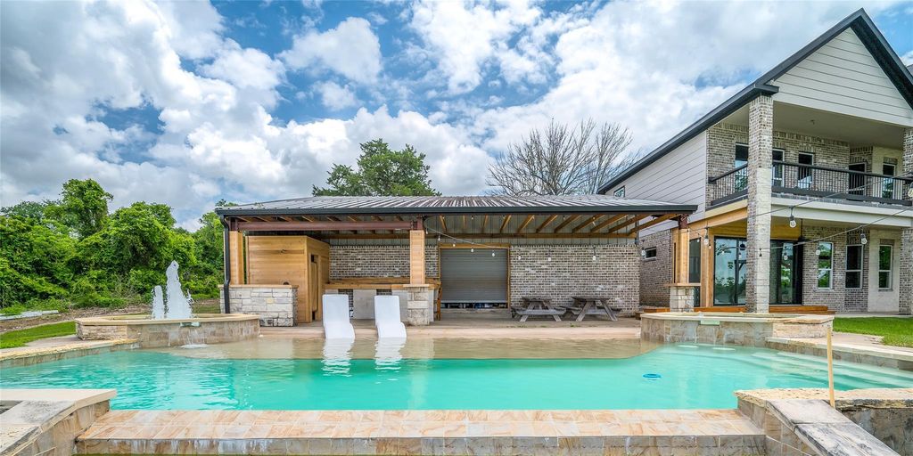 206 Elm Street, Highlands, TX 77562