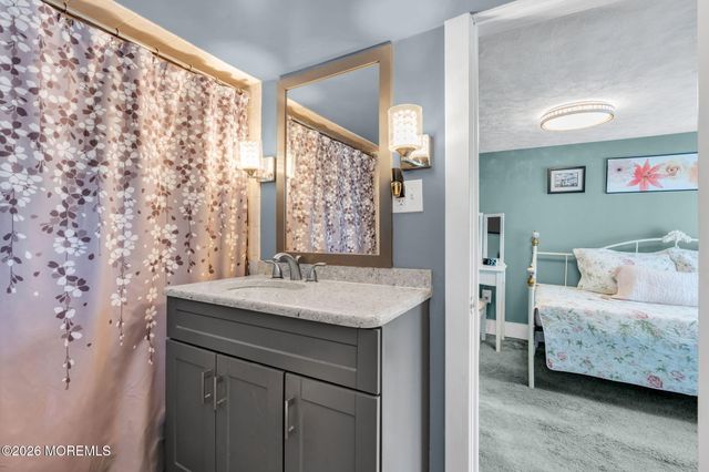 10 Lasatta Avenue, Englishtown, NJ 07726