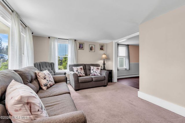 10 Lasatta Avenue, Englishtown, NJ 07726