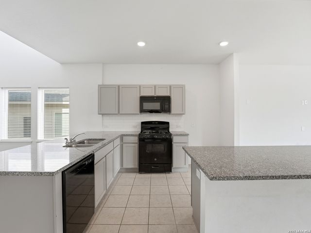 8935 Hazel Birch, Elmendorf, TX 78112