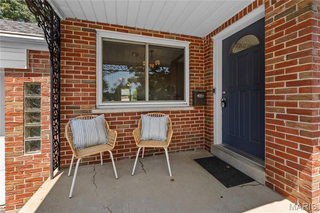 219 Sunningwell Drive, Webster Groves, MO 63119