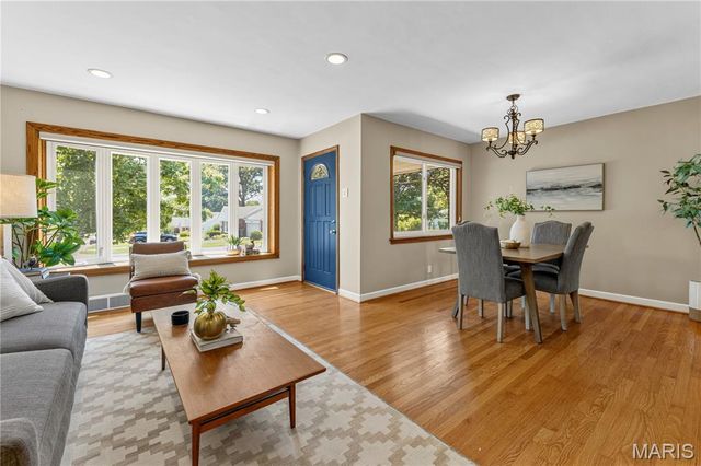 219 Sunningwell Drive, Webster Groves, MO 63119
