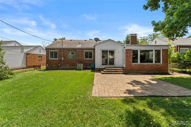 219 Sunningwell Drive, Webster Groves, MO 63119