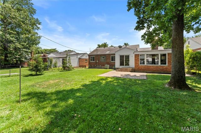 219 Sunningwell Drive, Webster Groves, MO 63119