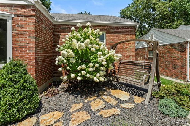219 Sunningwell Drive, Webster Groves, MO 63119