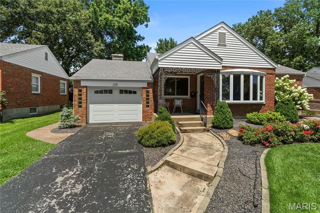 219 Sunningwell Drive, Webster Groves, MO 63119