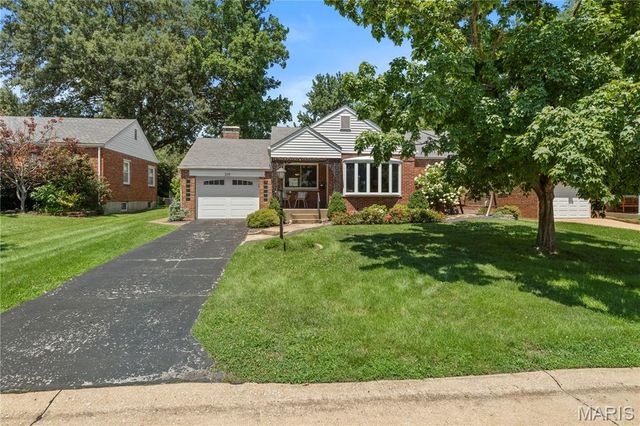 219 Sunningwell Drive, Webster Groves, MO 63119