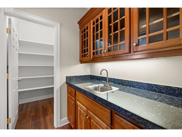 2037 Nw WOODROSE Dr, Portland, OR 97229