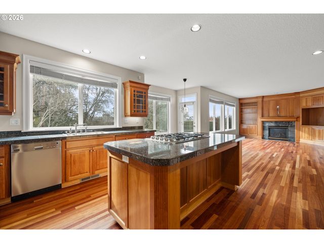 2037 Nw WOODROSE Dr, Portland, OR 97229