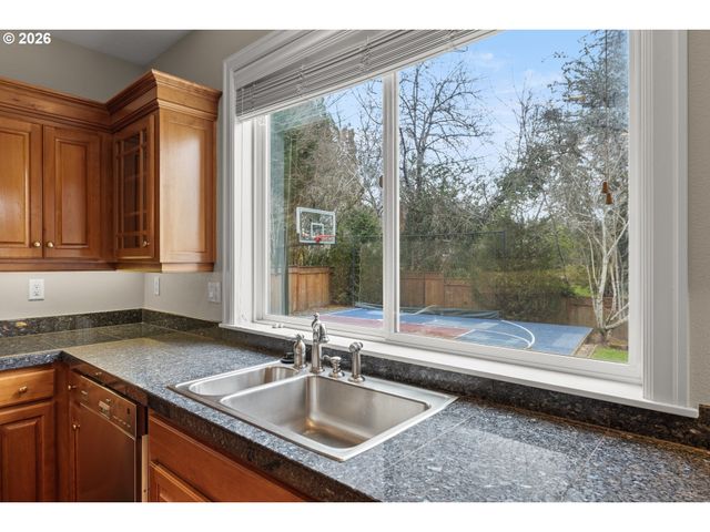 2037 Nw WOODROSE Dr, Portland, OR 97229