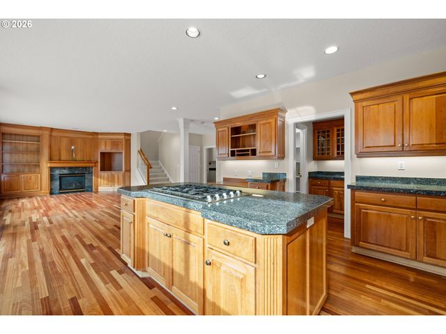 2037 Nw WOODROSE Dr, Portland, OR 97229